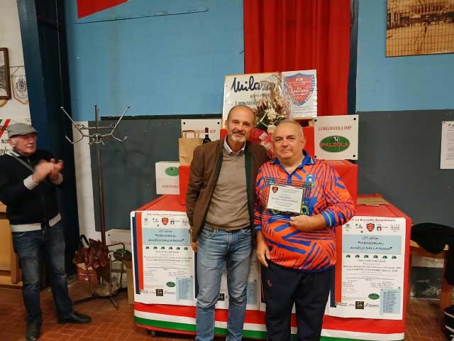 Dino Monti della Bocciofila Lainatese durante la premiazione del Memorial Angelo Dalla Rosa 2026.