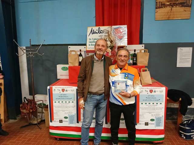Massimo Oldrini della Casciago durante la premiazione del Memorial Angelo Dalla Rosa 2026.